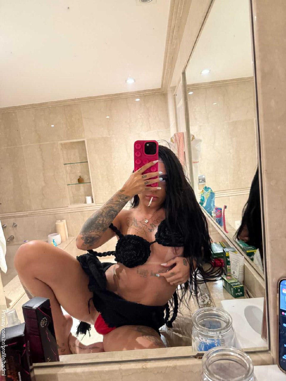 Escandalosa Mc Mirella tirando a roupa bem devagar