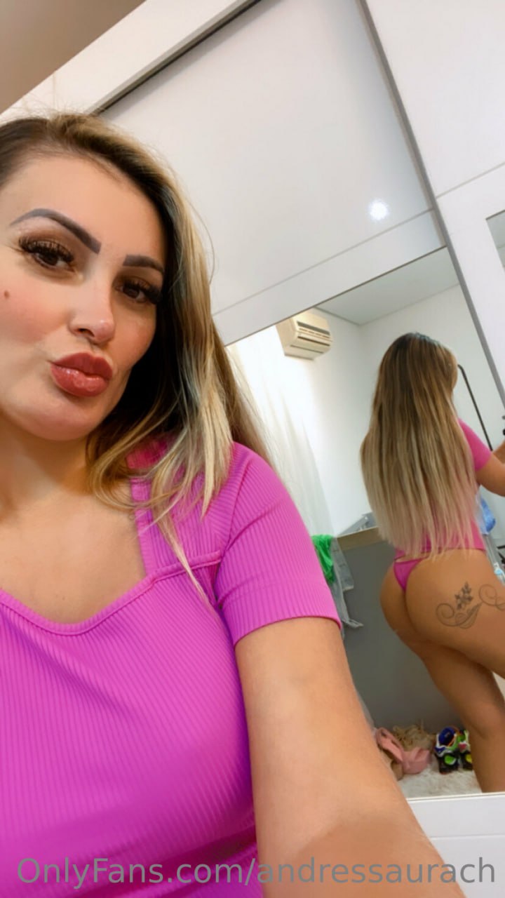 Safada Andressa Urach de quatro no sofá #460