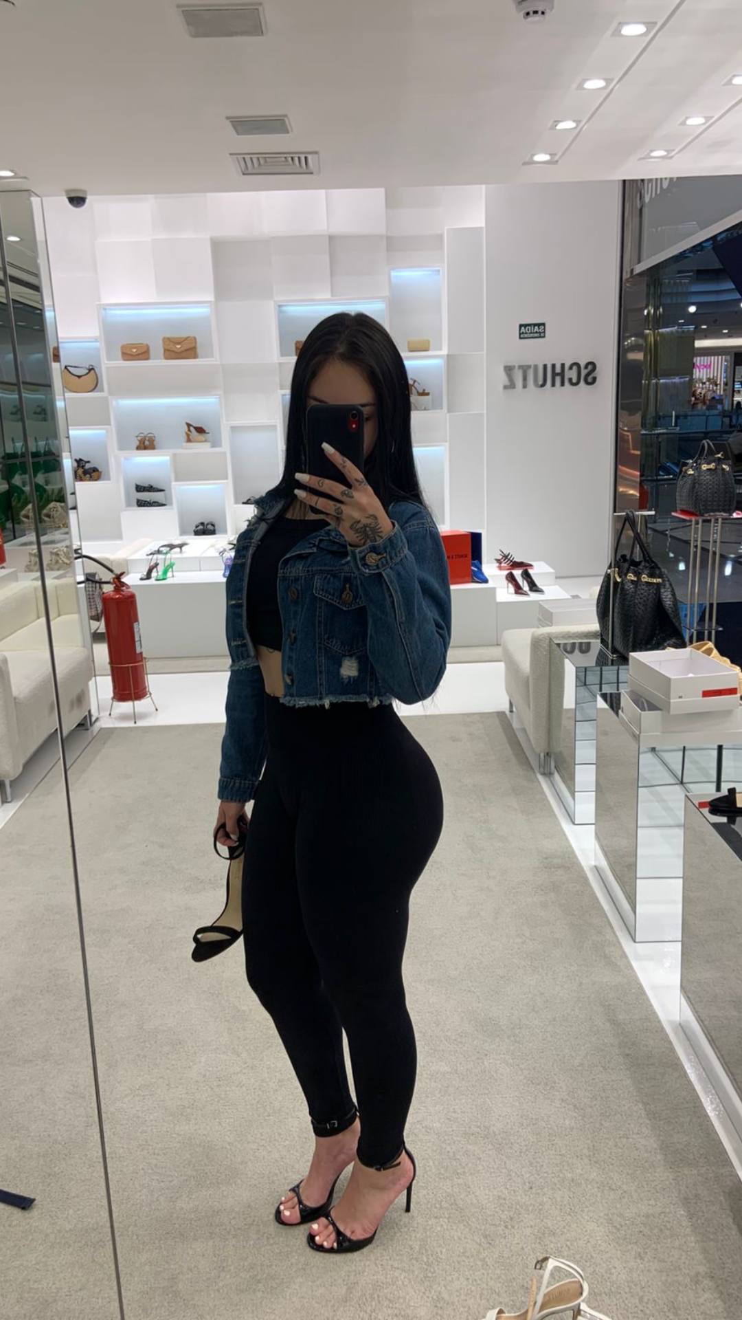 Bruna Santini — mostrando tudo sem pressa