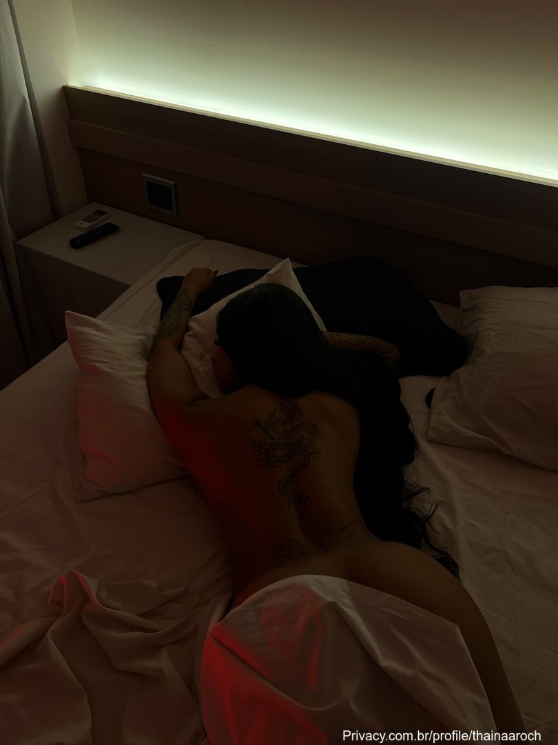 Vazou: Thaina Rocha num striptease completo