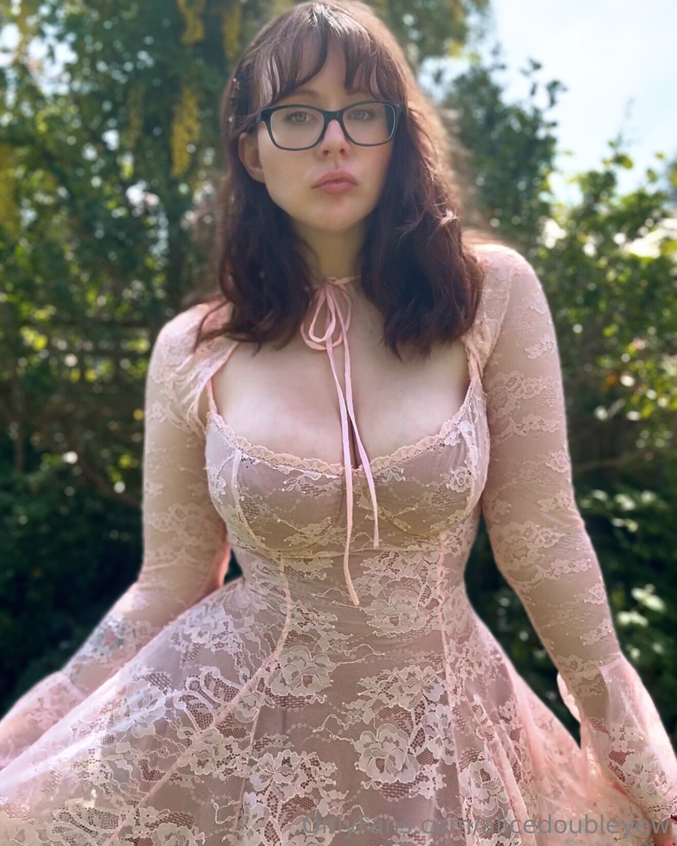 Alicecottonsox irresistível rebolando só de shortinho