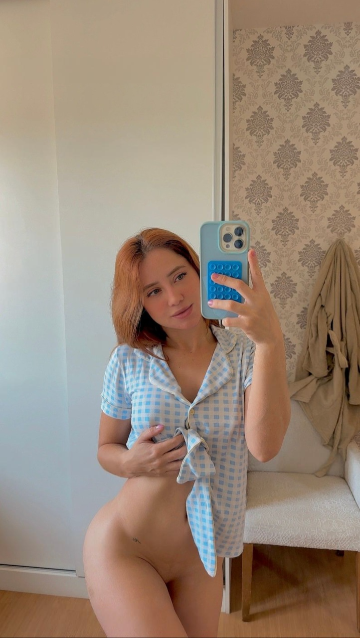 Jennefer Karoline de quatro no sofá
