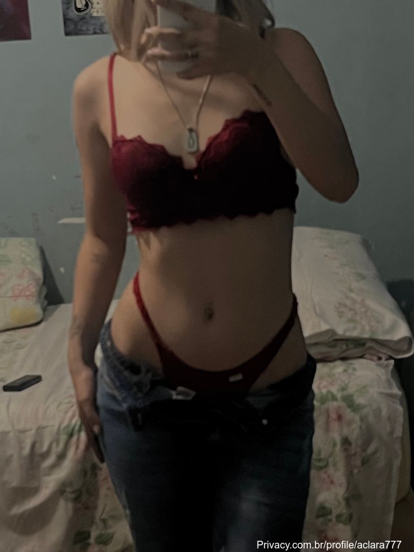 Clara Arcari: de lingerie preta na cama