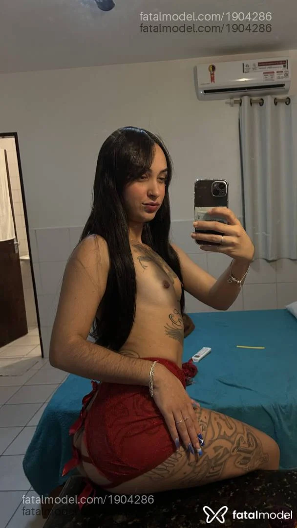 Meduza Recife deitada abrindo o roupão