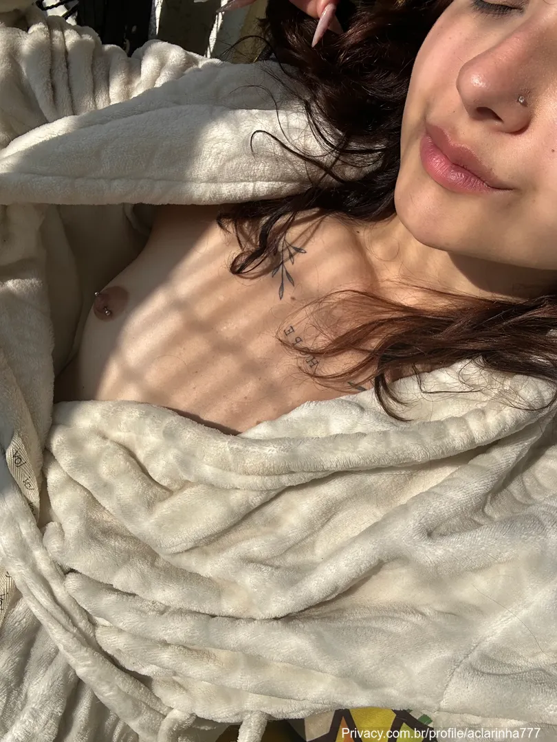 Clara Arcari escandalosa brincando sozinha na cama