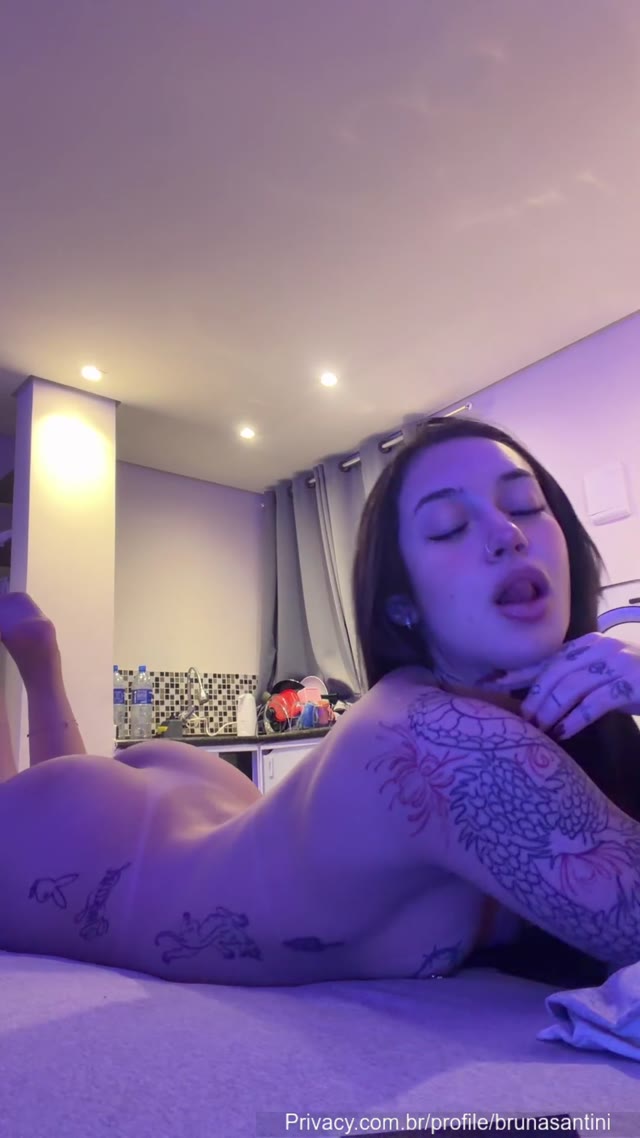 Bruna Santini de biquíni fio-dental na piscina