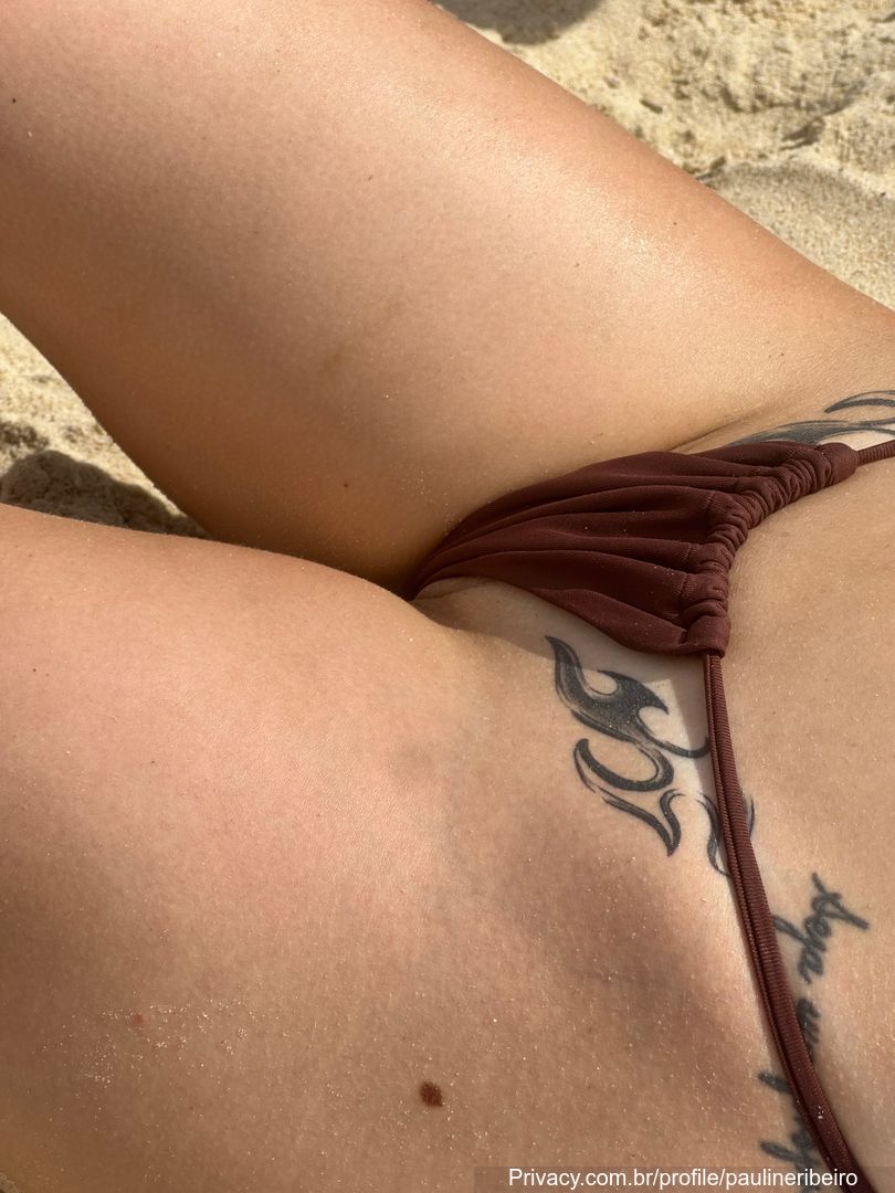Pauline Ribeiro exibindo o corpão, num striptease completo