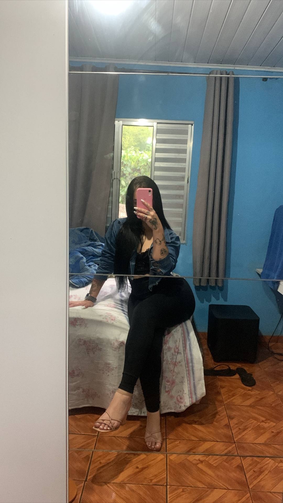 Bruna Santini perfeita, de calcinha fio na cozinha
