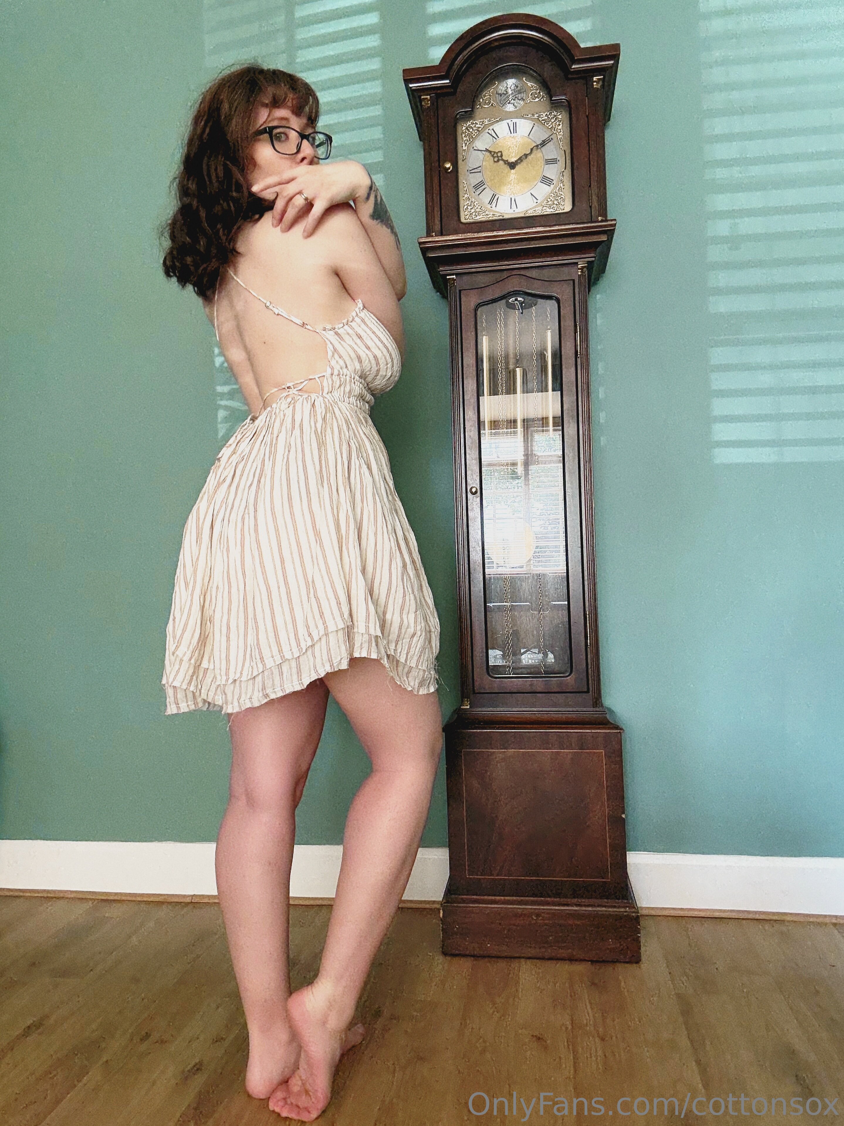Alicecottonsox — de calcinha fio na cozinha