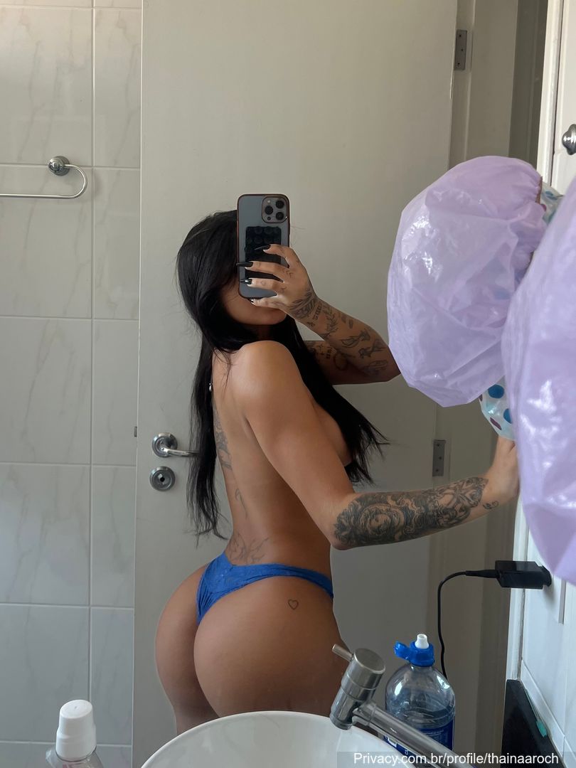 Thaina Rocha provocante, num striptease completo