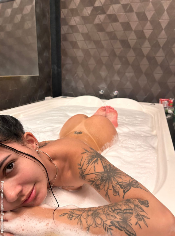 Peppernanda: de lingerie preta na cama
