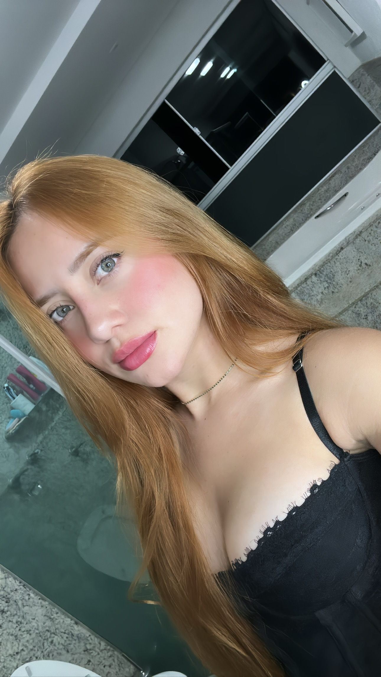 Jennefer Karoline gostosa sem calcinha na varanda