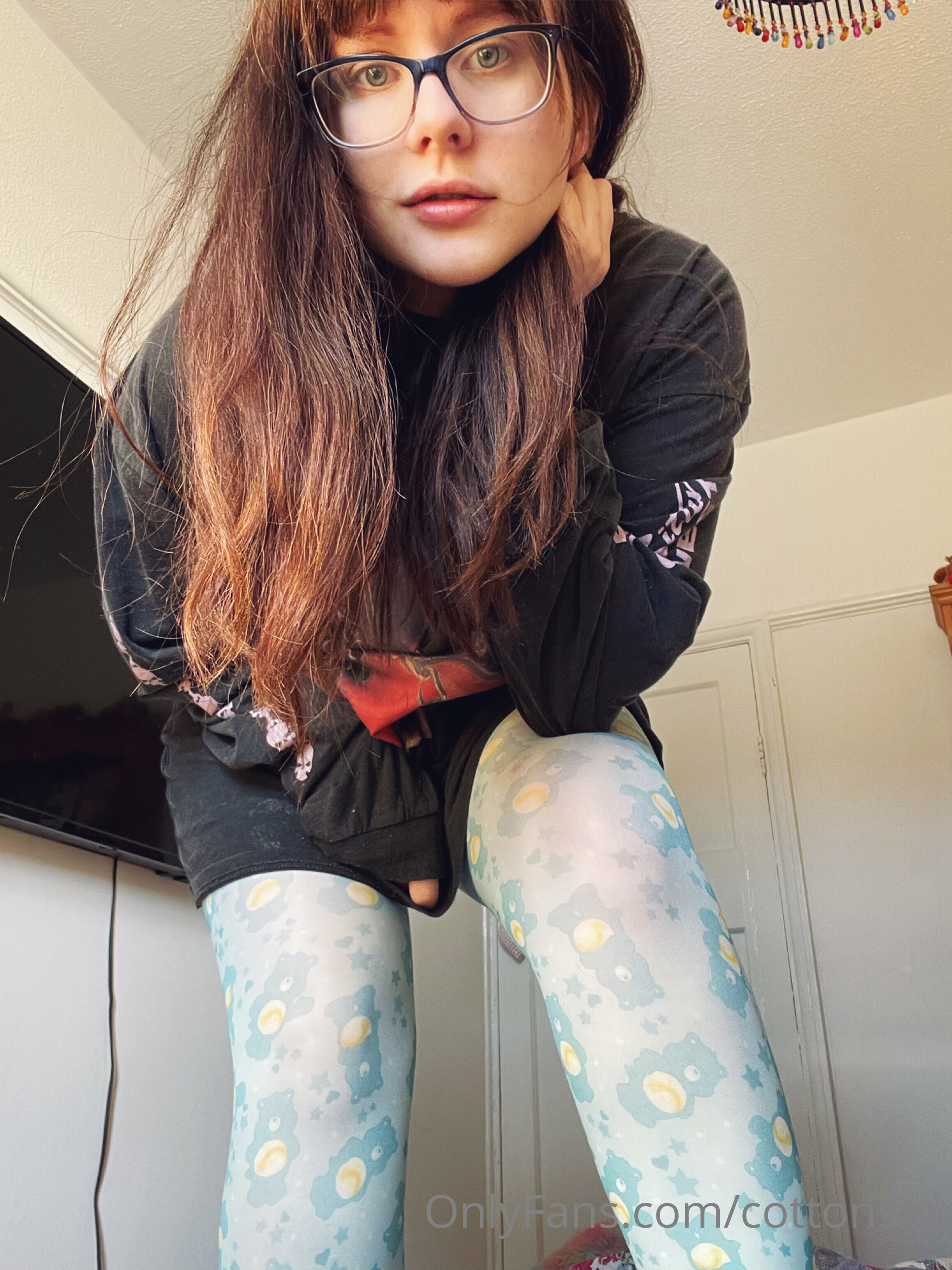 Alicecottonsox brincando sozinha na cama 🍑