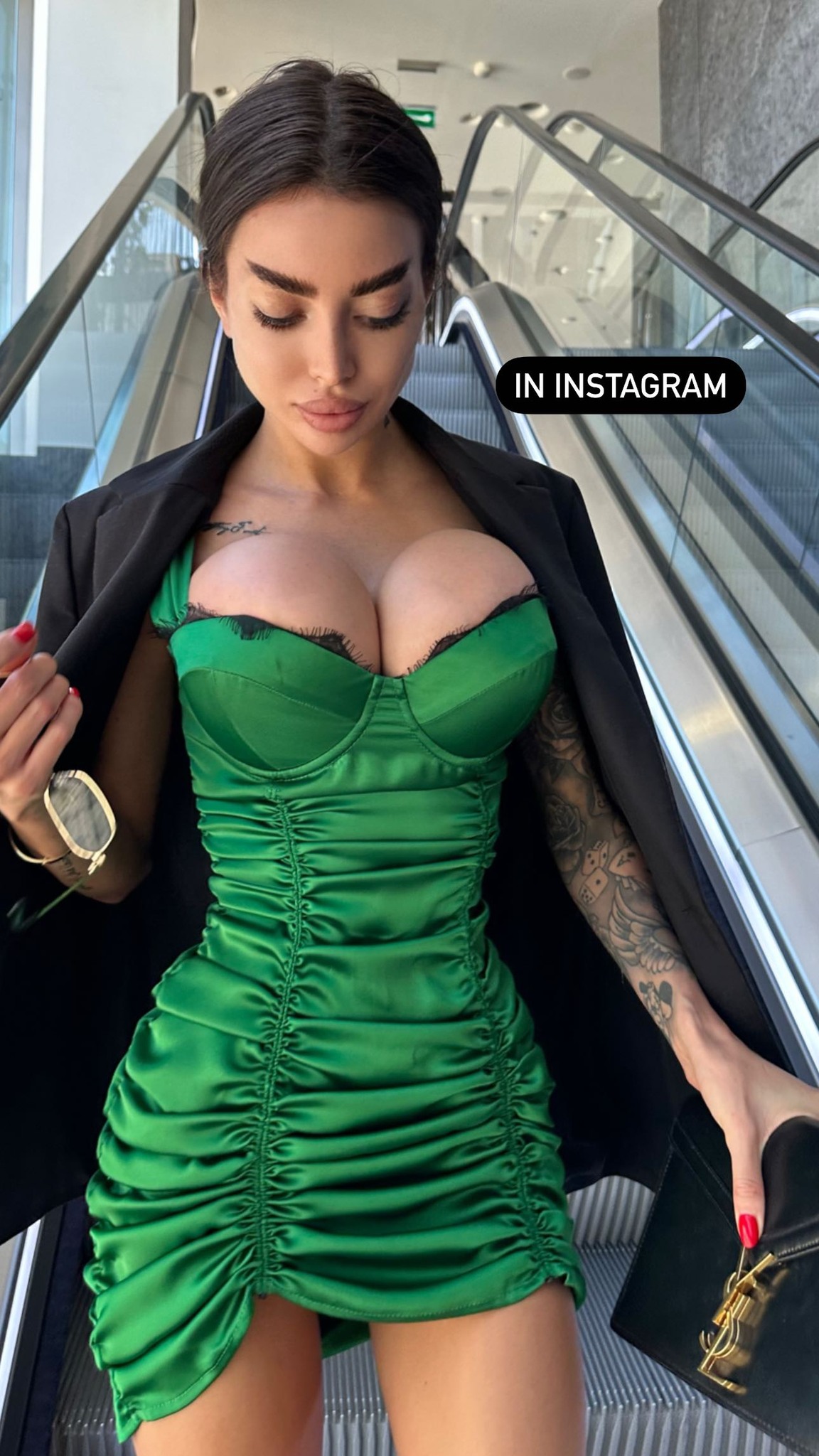 Gostosa Alena Omovych de lingerie preta na cama