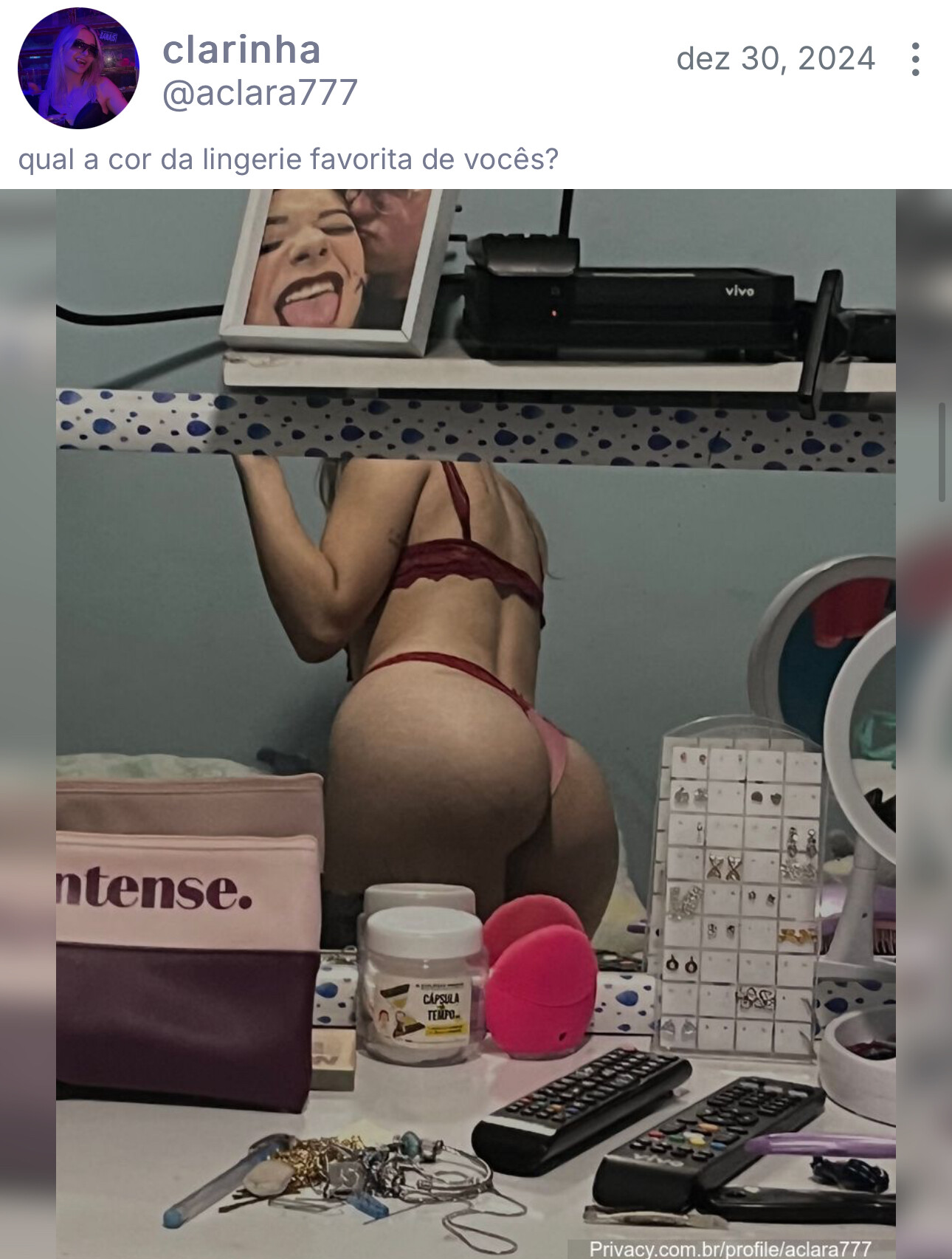 Clara Arcari com o bumbum empinado na cama 🍑