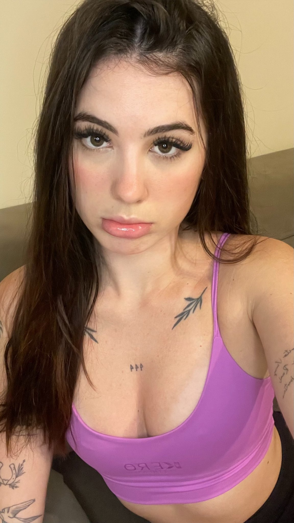 Kaiani Santos provocando de quatro no chão 🍑