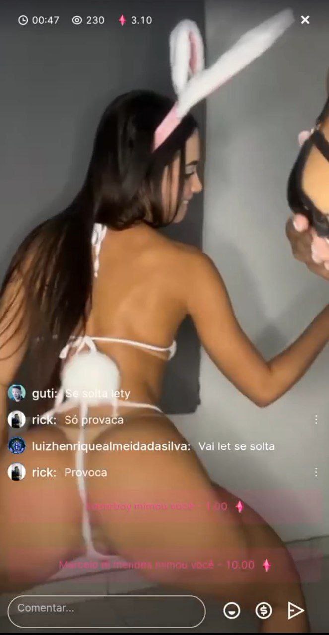 Tirando a roupa bem devagar