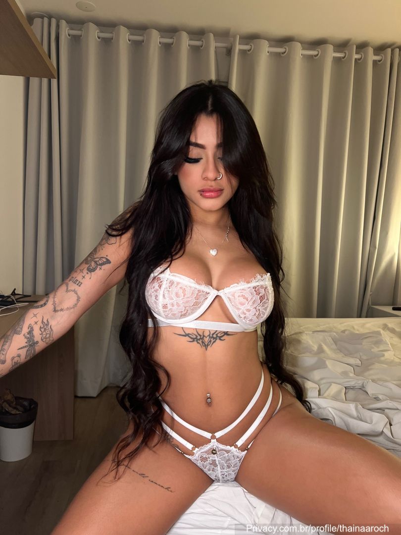 Thaina Rocha envolvente toda molhada no banho