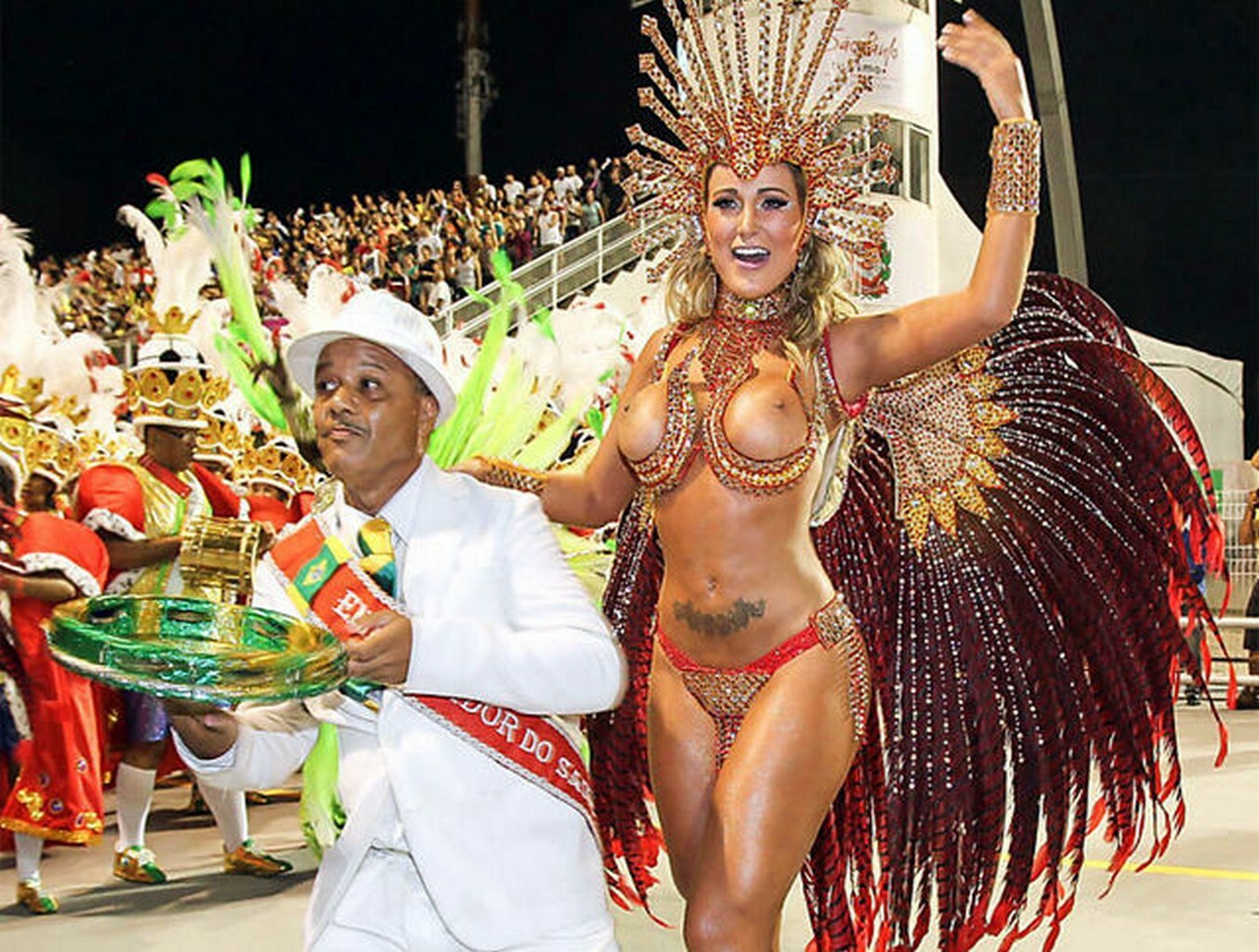 Andressa Urach — num striptease completo #690