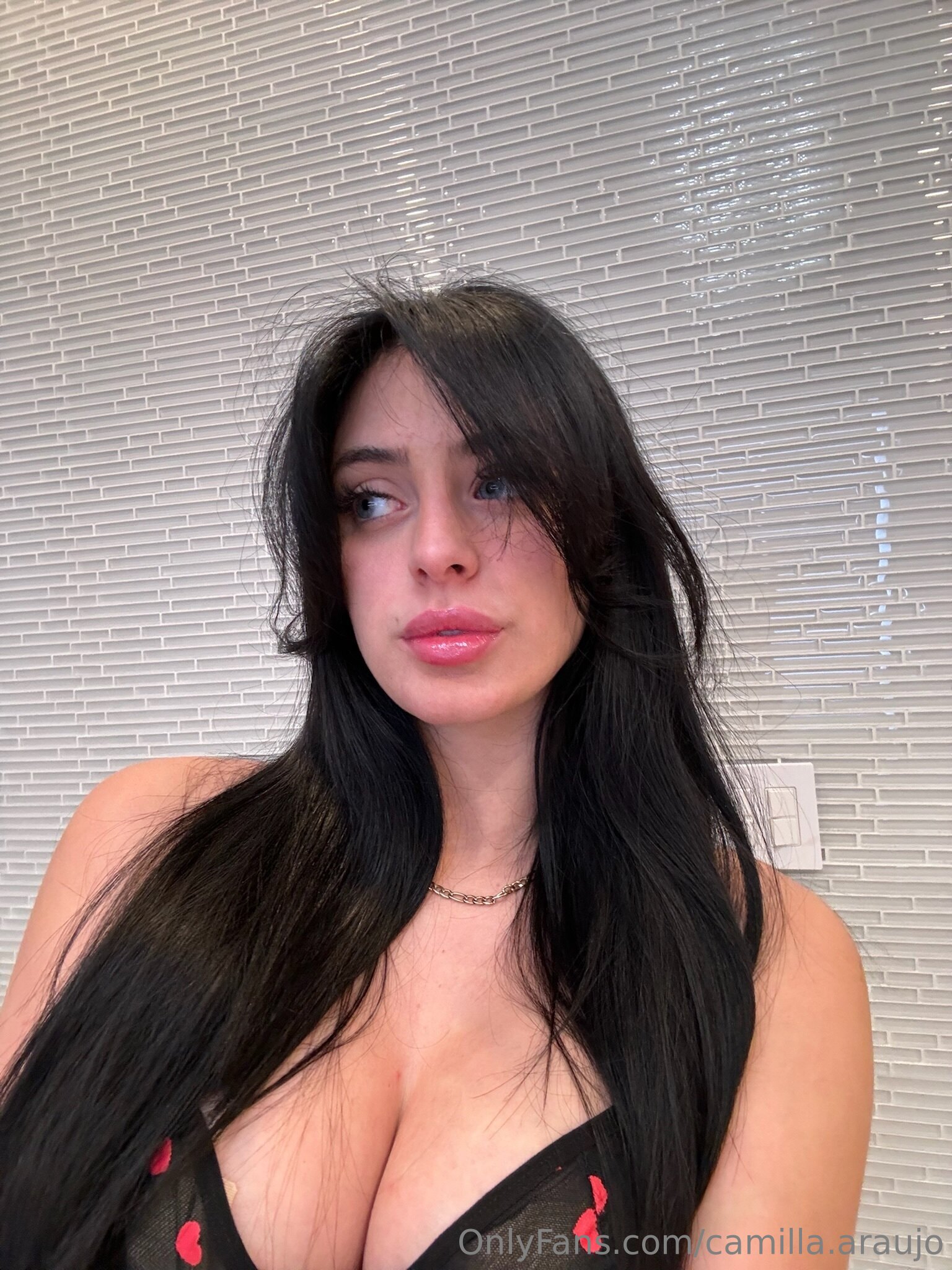 Camilla — mostrando os peitos na chamada
