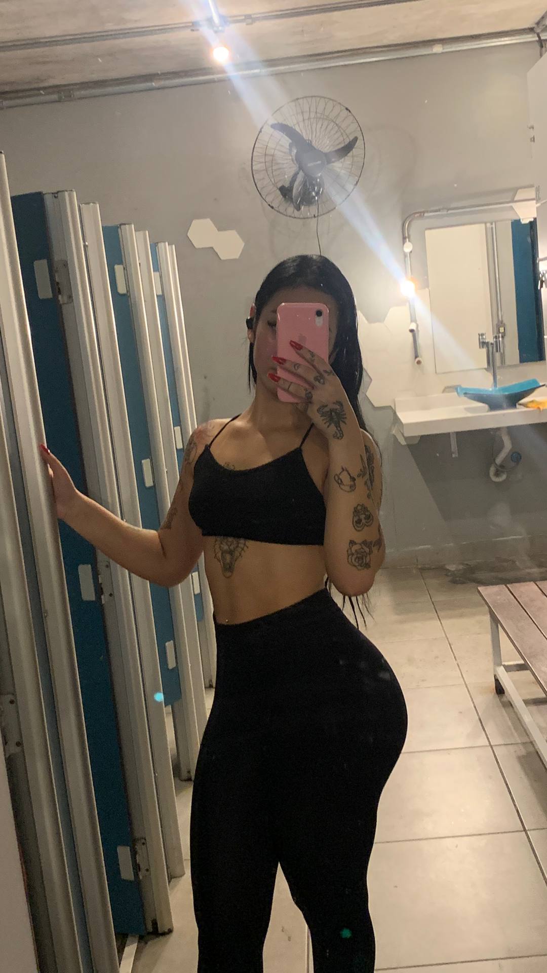 Safada Bruna Santini sentando gostoso no travesseiro