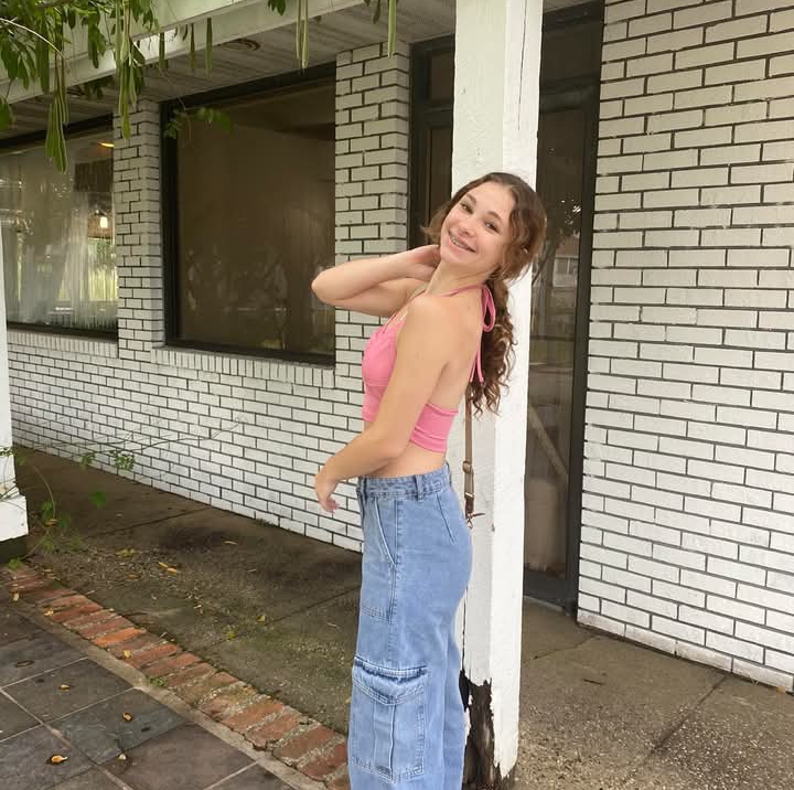 Gianna K tirando a roupa bem devagar
