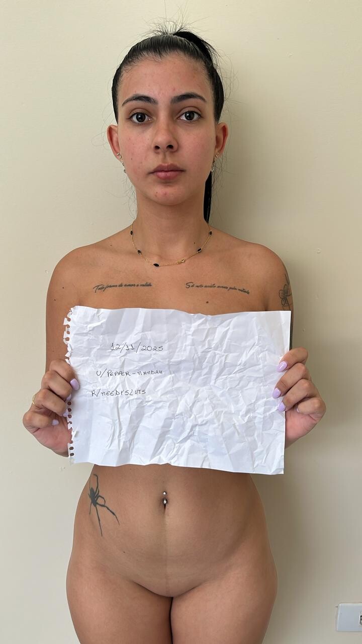 Peppernanda provocando, de quatro no sofá