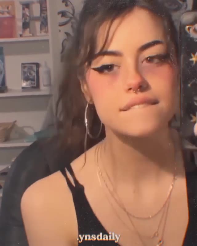 Hannah OwO irresistível, de biquíni fio-dental na piscina