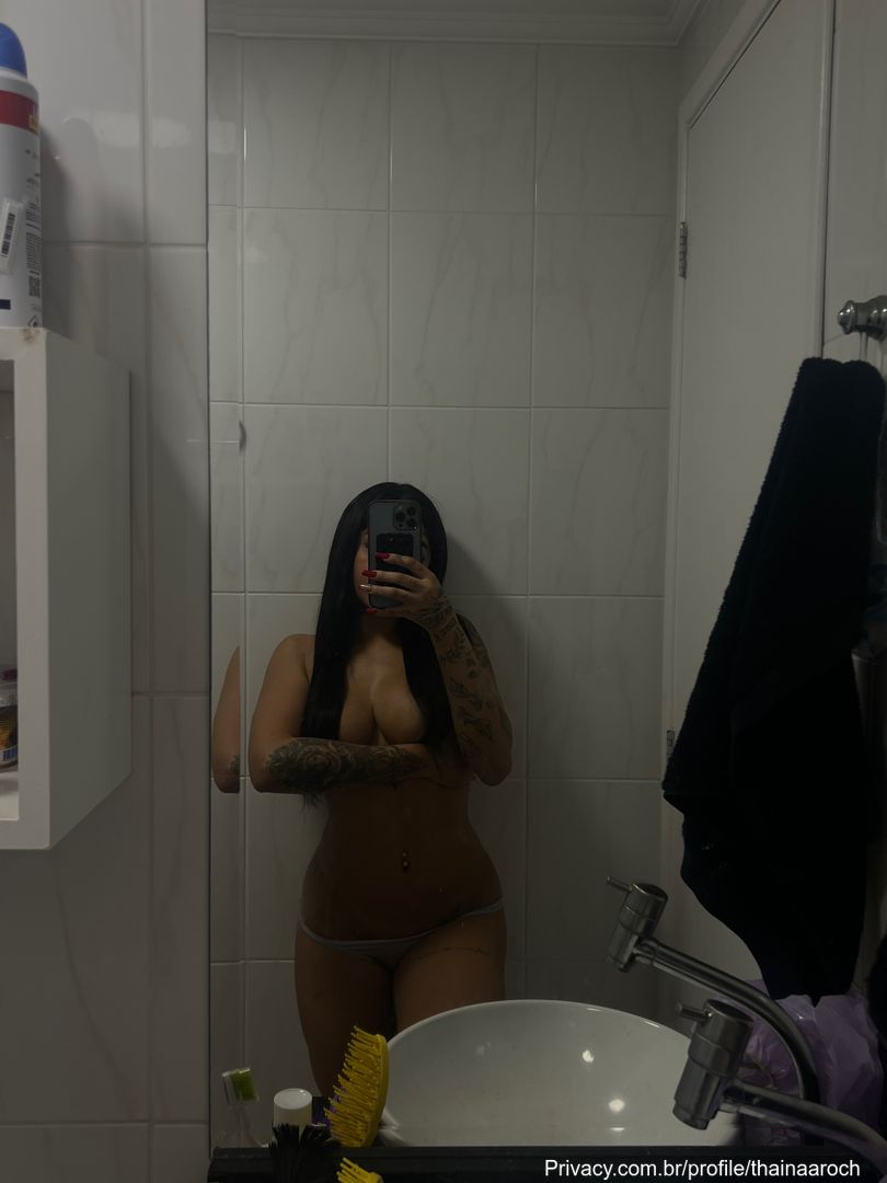Cena exclusiva de Thaina Rocha de biquíni fio-dental na piscina