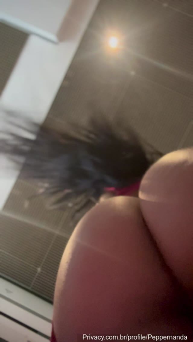 Peppernanda exibindo o corpão, num striptease completo
