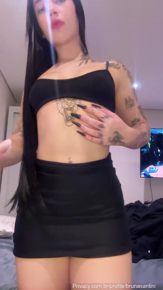 Bruna Santini exibindo o corpão, se tocando embaixo do lençol