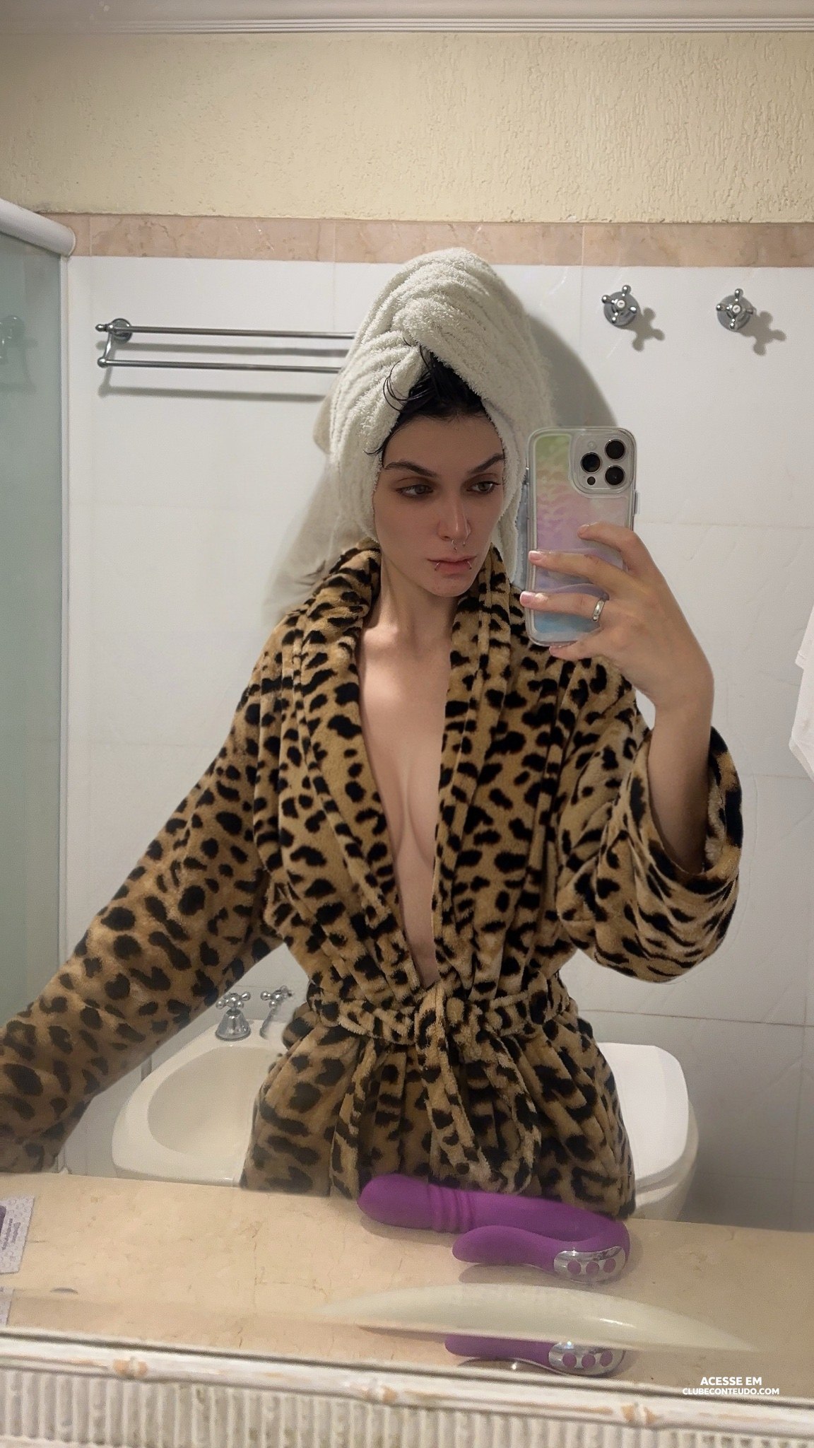 Dra.Sophia Namorada do Tadalafellas irresistível mostrando os peitos na chamada