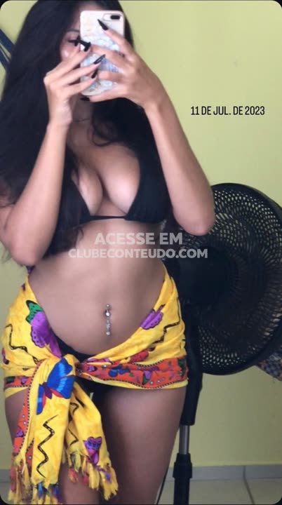 Morena gostosa em selfie sensual com look amarelo
