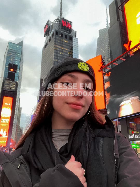 Morena sexy posa em Times Square