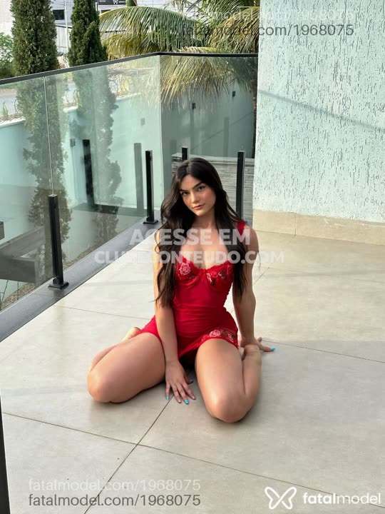 Morena Gostosa em Vestido Vermelho na Piscina