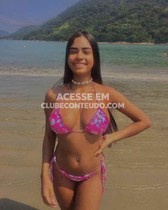 Morena gostosa de biquíni rosa na praia, peitos de fora pro ex vazar