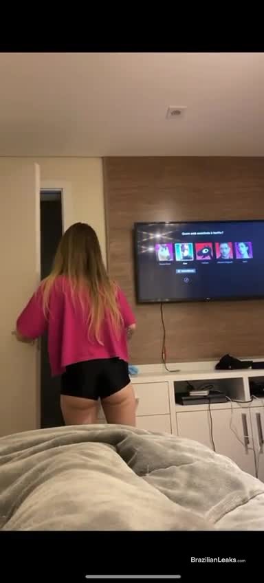 Seductive model in front of the mirror without clothes — Câmera Ao Vivo