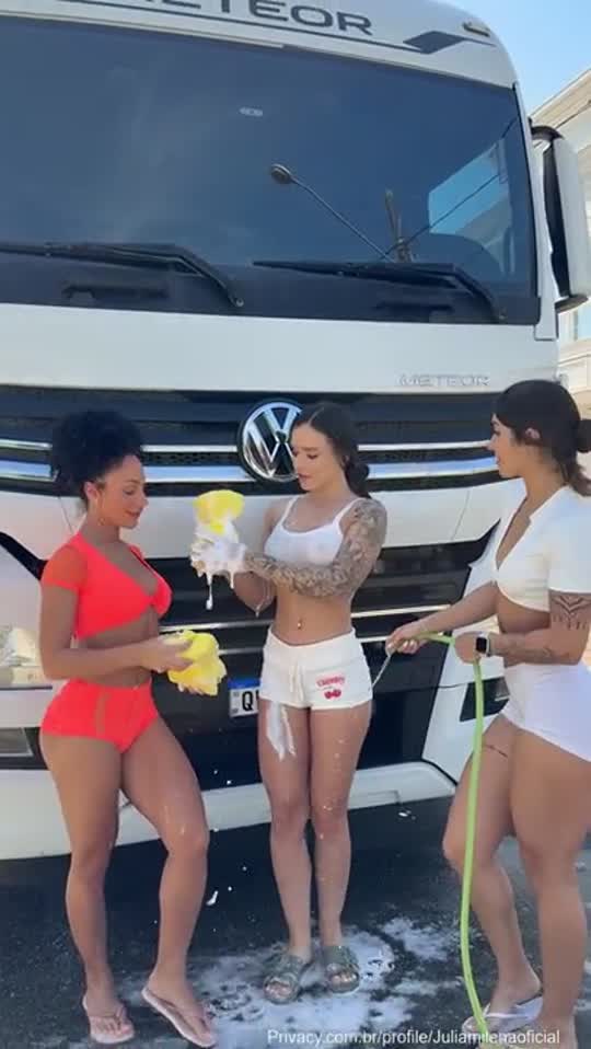 Cena exclusiva de Jumilena dançando funk sem roupa