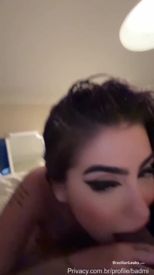 Fogosa Mc Mirella sem calcinha na varanda