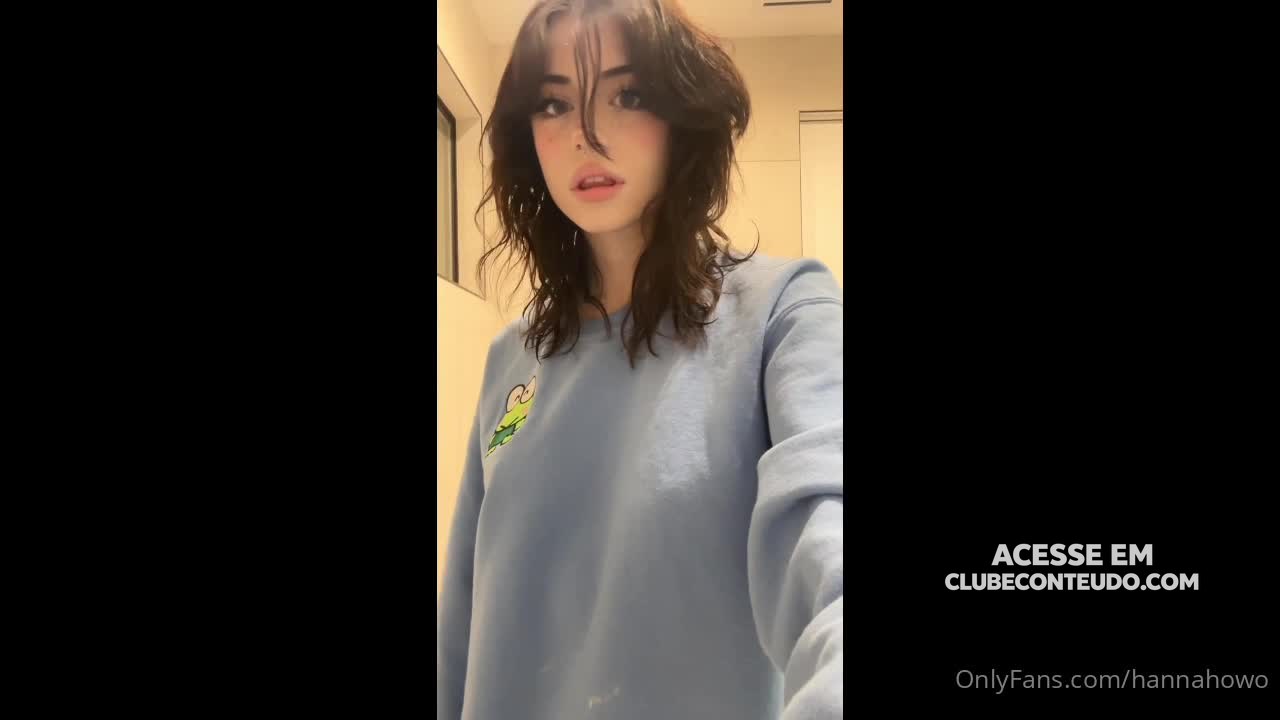 Brazilian amateur Hannah OwO Brincando sozinha na cama