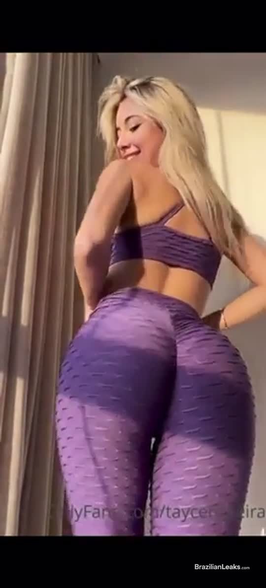 Caiu na net: Surtad4 Ofc de lingerie preta na cama
