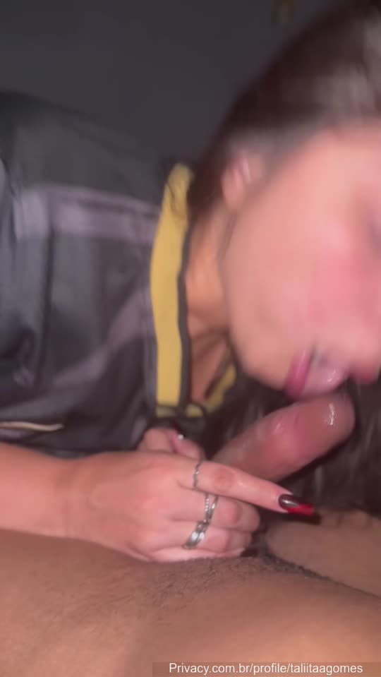 Talita escandalosa provocando dentro do closet