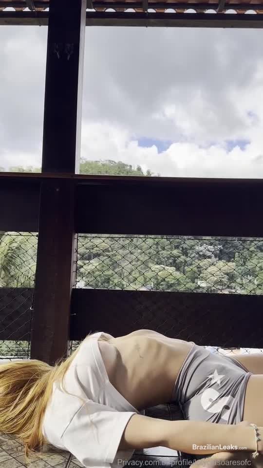 Letycia Soares tesuda, empinando a bunda pra câmera