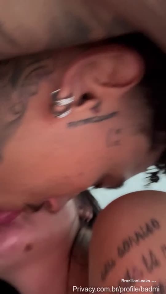 Mc Mirella safada de quatro na cama