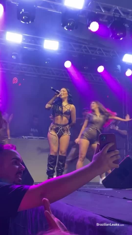 Mc Mirella Wild, Playing Alone in Bed