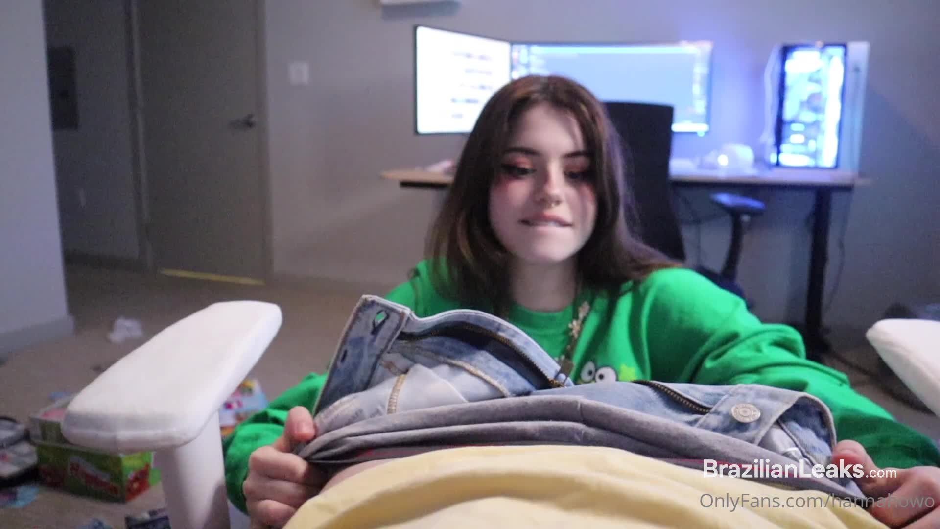 Leaked video of Hannah OwO, Just Wearing a Short