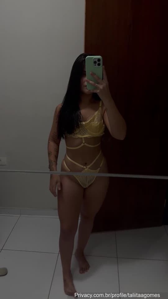 Safada Talita de lingerie preta na cama
