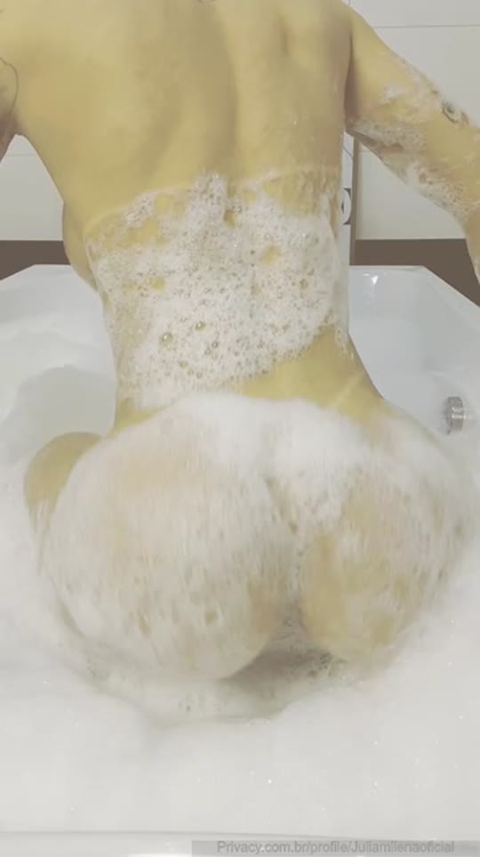 Jumilena — de frente pro espelho sem roupa