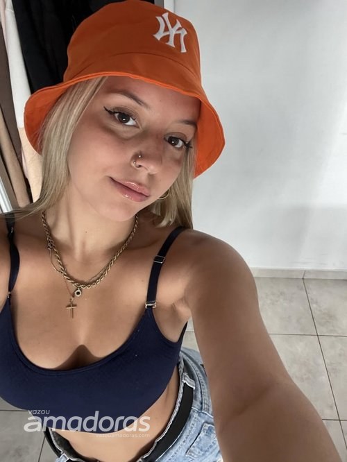 Modelo gostosa antes de dormir sem pijama — flagra amador com Câmera Ao Vivo