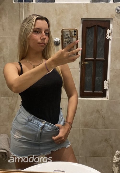 Vídeo caseiro +18: Câmera Ao Vivo Vazou: modelo sentando gostoso no travesseiro